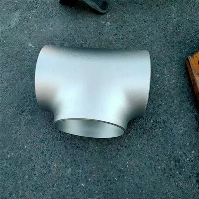 Tê de aço carbono ASME B16.9 de 18 polegadas